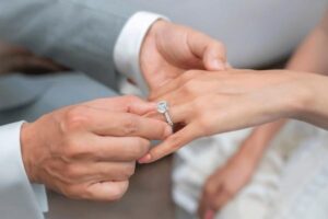 8 Powerful Tips for Buying Men’s Engagement Diamond Rings